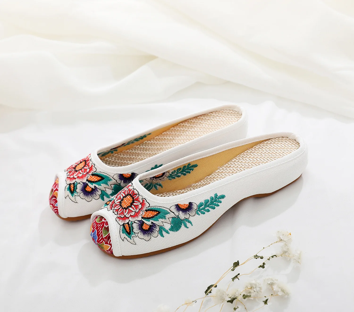 

Old Beijing cloth shoes new style Baotou embroidered inner heightened ethnic style sandals and slippers home slippers