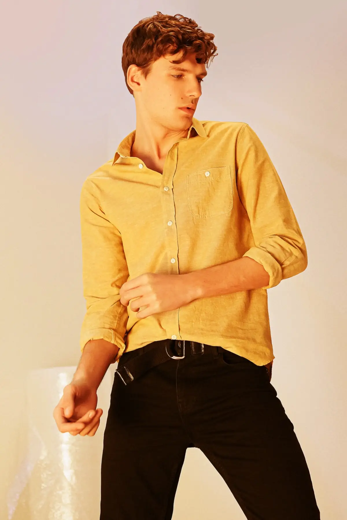 Мужская рубашка из хлопка и льна горчичного цвета 
Мужская рубашка из хлопка и льна горчичного цвета