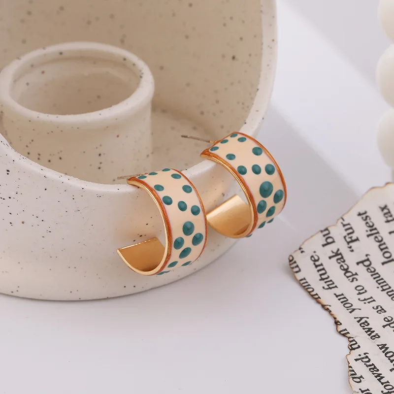 2021 Fashion Dot Enamel Hoop Earrings Vintage Wide C Shaped Geometric Earrings Women's Fashion Jewerlry Women Accesories
2021 Fashion Dot Enamel Hoop Earrings Vintage Wide C Shaped Geometric Earrings Women's Fashion Jewerlry Women Accesories