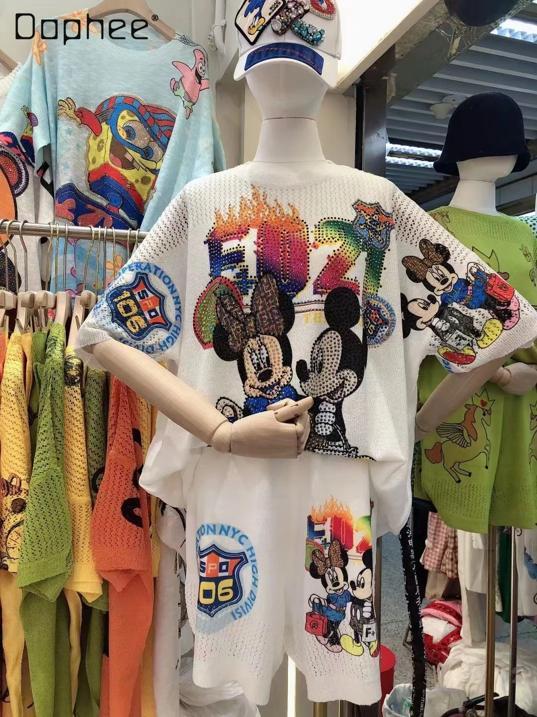 Summer Fashion Brand Suit Female Cartoon Printed Rhinestones Hollow Out Ice Silk T-shirt Top Elastic Waist Shorts Two-Piece Set
Summer Fashion Brand Suit Female Cartoon Printed Rhinestones Hollow Out Ice Silk T-shirt Top Elastic Waist Shorts Two-Piece Set