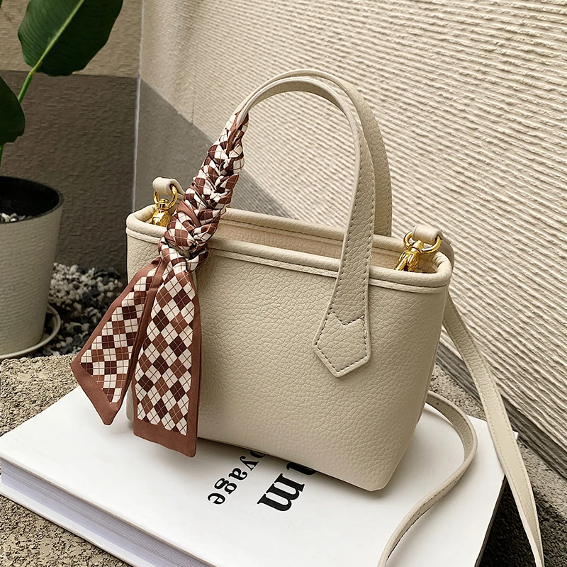High-quality Luxury Popular Bag New Women's Bag Advanced Sense of Small People's Versatile Cross-body Bag Portable Bucket Bag
High-quality Luxury Popular Bag New Women's Bag Advanced Sense of Small People's Versatile Cross-body Bag Portable Bucket Bag