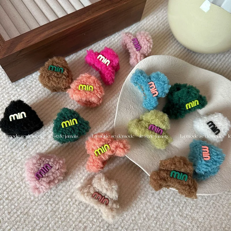 New Letter Mini Lamb Fur Hair Claw Clip Small Geometric Plush Shark Clip Clamp Grab Side Pins Ins Women Hair Accessories Hairpin
New Letter Mini Lamb Fur Hair Claw Clip Small Geometric Plush Shark Clip Clamp Grab Side Pins Ins Women Hair Accessories Hairpin