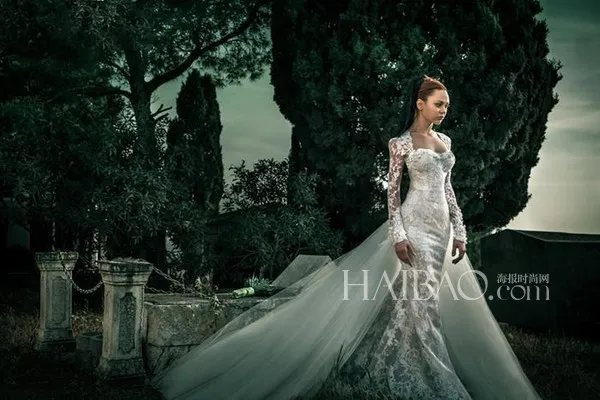 Кружевное свадебное платье с длинным рукавом и юбкой в пол 
Кружевное свадебное платье с длинным рукавом и юбкой в пол