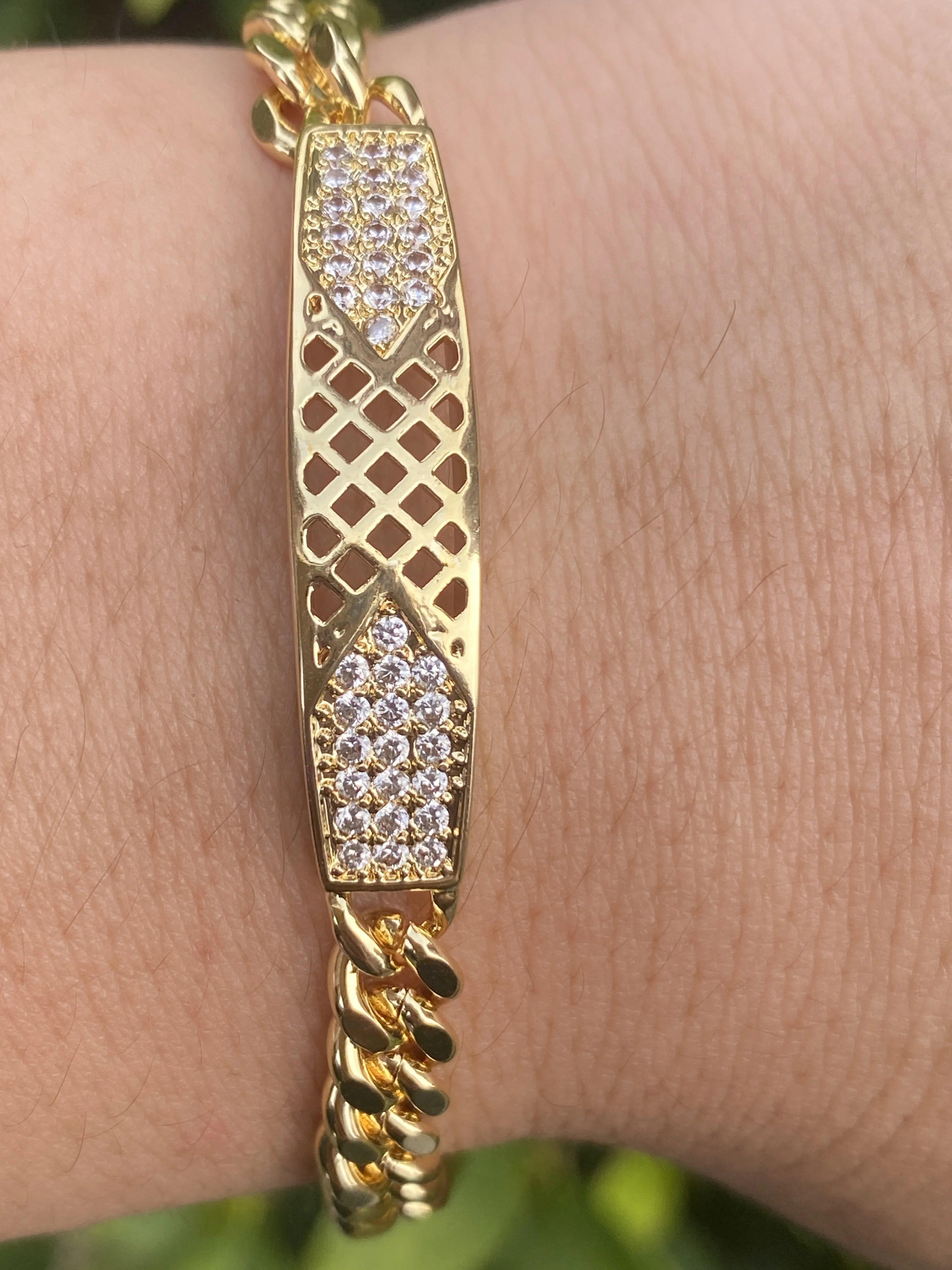Good Quality Cuban Link Chain Bracelet Copper Zircon Hollow Design Gold Plated Jewelry For Women
Good Quality Cuban Link Chain Bracelet Copper Zircon Hollow Design Gold Plated Jewelry For Women