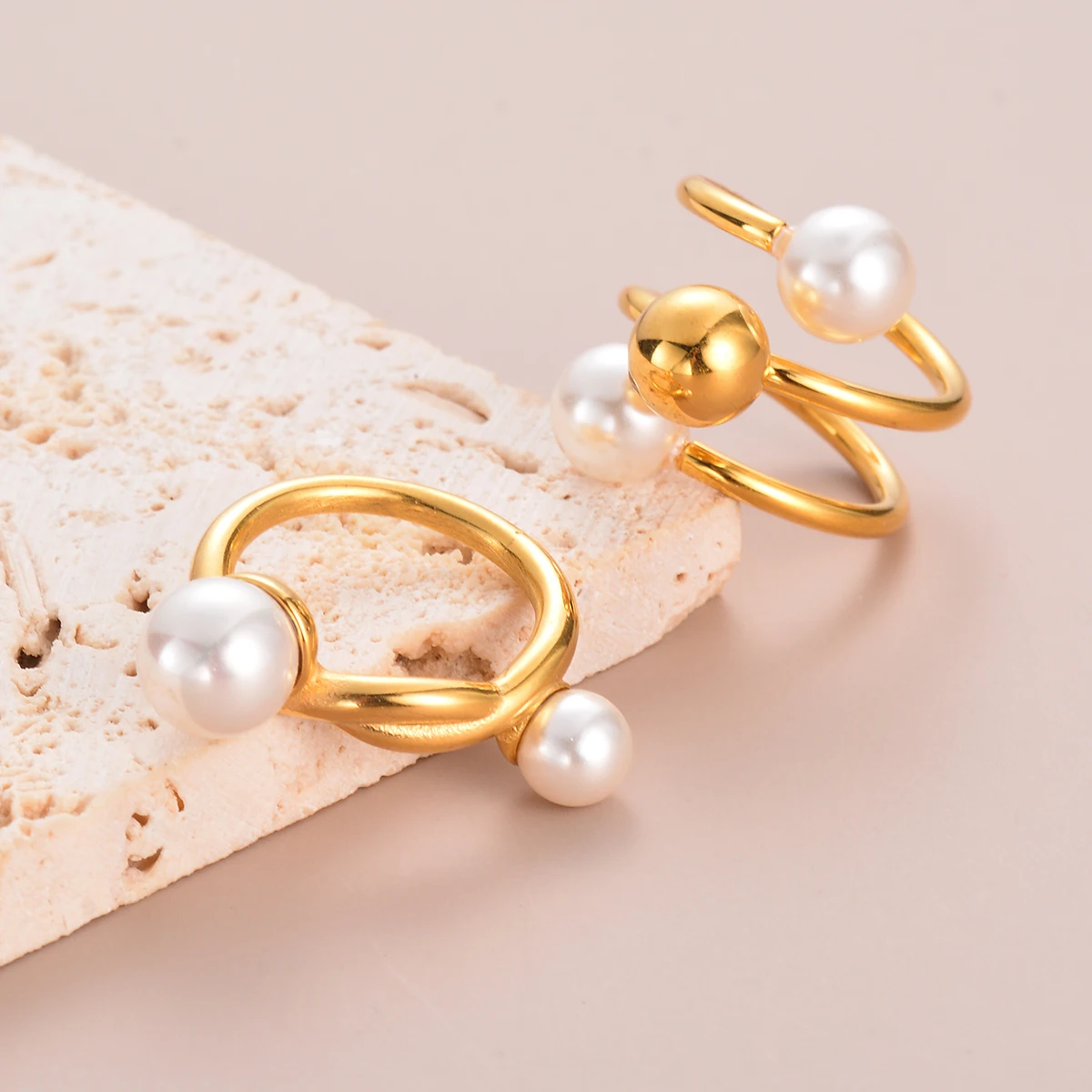 1Pc Stainless Steel Jewelry Elegant Imitation Pearls Ring for Women Trendy Golden Metal Engagement Ring Bijoux Femme Gift
1Pc Stainless Steel Jewelry Elegant Imitation Pearls Ring for Women Trendy Golden Metal Engagement Ring Bijoux Femme Gift