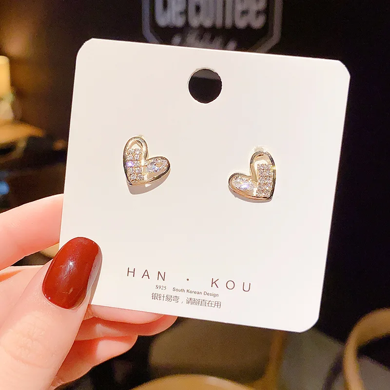 Premium Shiny Heart Earrings Classic Jewelry Earrings Asymmetric Zircon Gem Stud Earrings for Women Luxury Gold Jewerly Earring
Premium Shiny Heart Earrings Classic Jewelry Earrings Asymmetric Zircon Gem Stud Earrings for Women Luxury Gold Jewerly Earring
