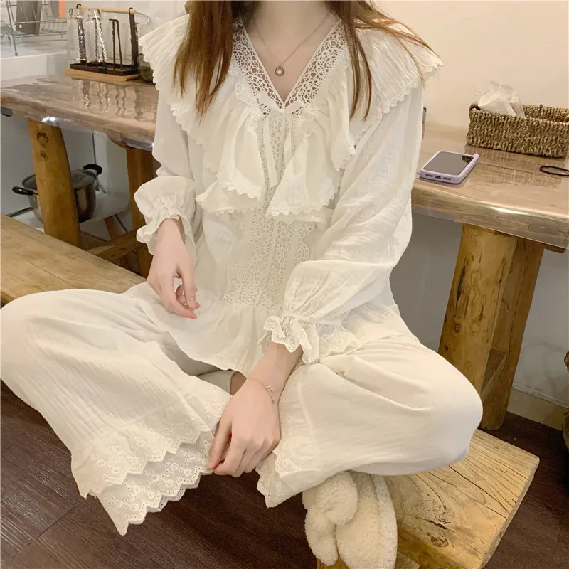 Пижамный комплект женский кружевной с V-образным вырезом
Пижамный комплект женский кружевной с V-образным вырезом