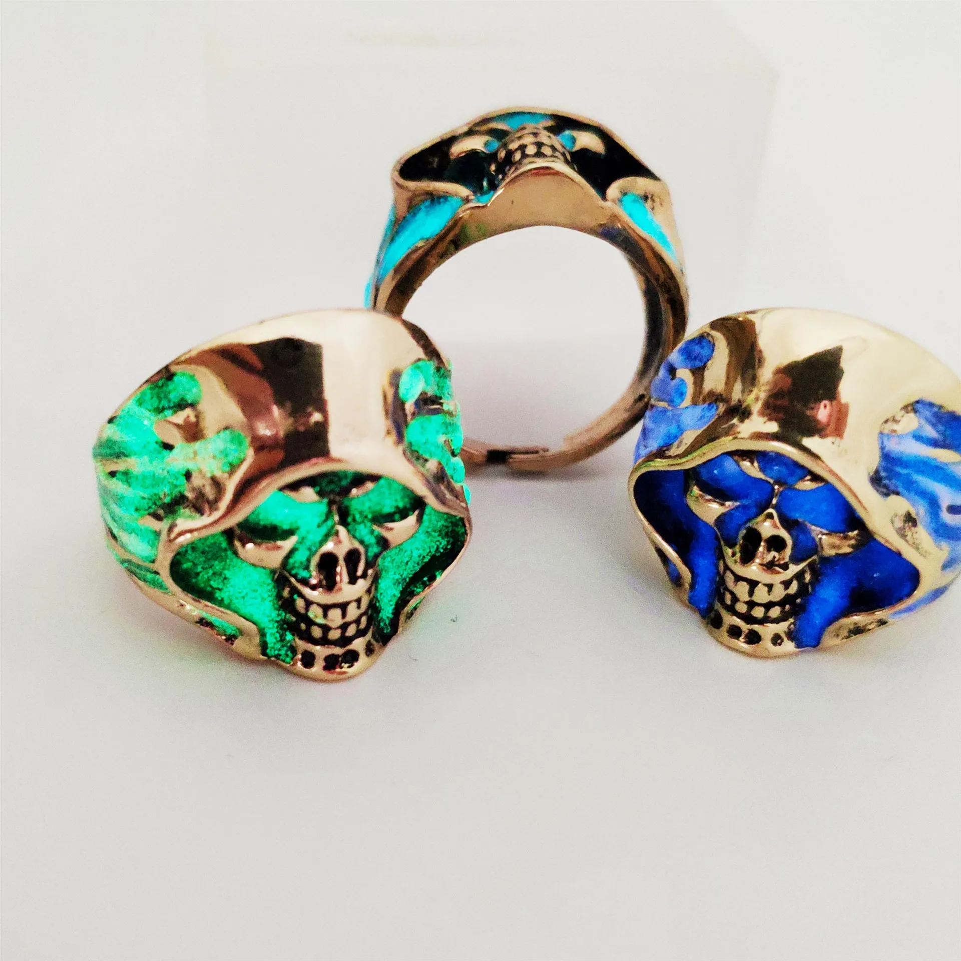 Luminous Skull Ring Assassin Cosplay Accessories Men Women Death God Glowing Trinket Party Punk Gift Jewelry Stalker Ring
Luminous Skull Ring Assassin Cosplay Accessories Men Women Death God Glowing Trinket Party Punk Gift Jewelry Stalker Ring