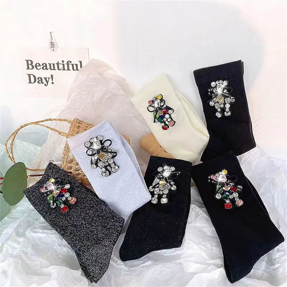 2022 Spring new trend love bear bright diamond socks hand sewn bow knot pure cotton gold and silver silk medium tube socks
2022 Spring new trend love bear bright diamond socks hand sewn bow knot pure cotton gold and silver silk medium tube socks