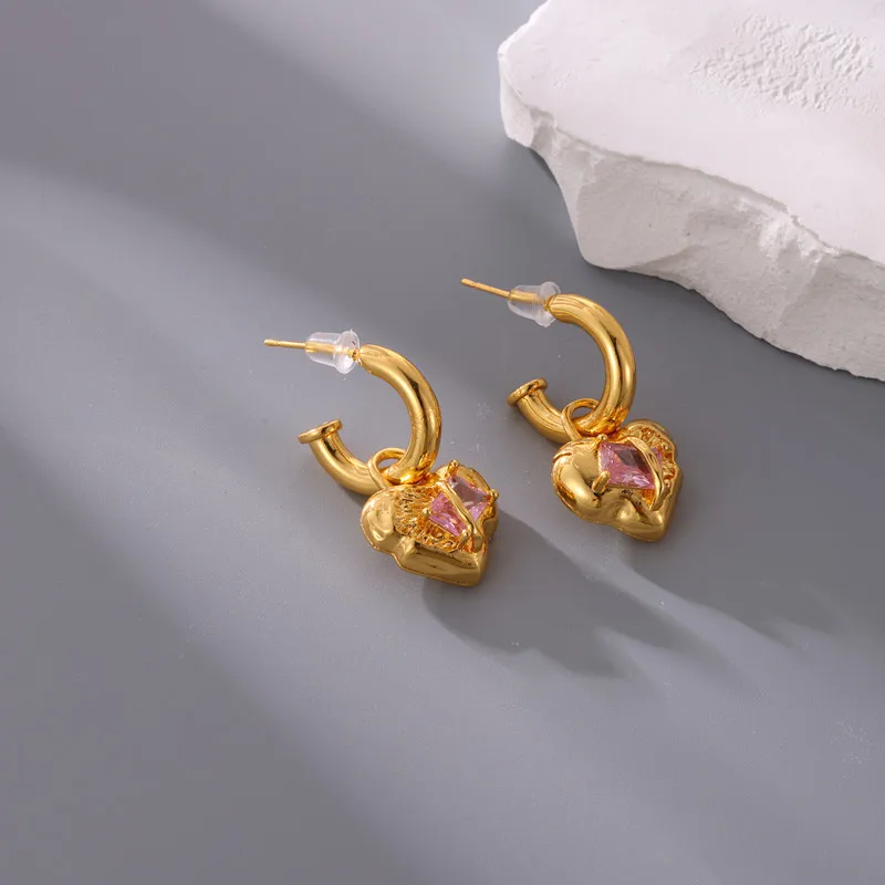 Heart Inset Color Diamond Earrings Retro Court Style Earrings Gold Do Old Texture Sense Love Earrings Wholesale
Heart Inset Color Diamond Earrings Retro Court Style Earrings Gold Do Old Texture Sense Love Earrings Wholesale