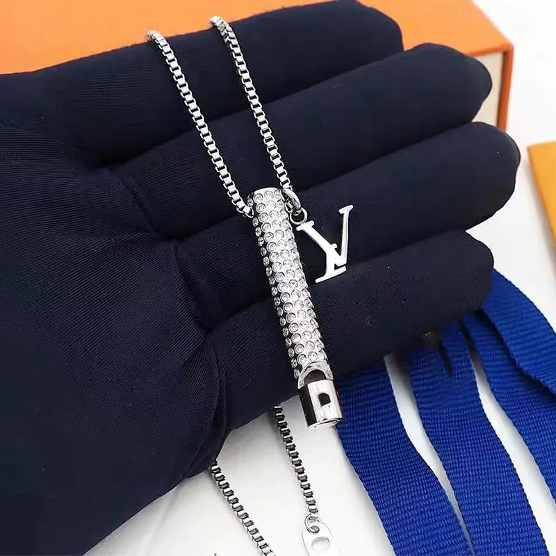2022 Hot Sale New Sliver Whistle Pendant Necklace For Women Mens Zircon Charm Long Chain Europe Luxury Jewelry Engagement Party
2022 Hot Sale New Sliver Whistle Pendant Necklace For Women Mens Zircon Charm Long Chain Europe Luxury Jewelry Engagement Party