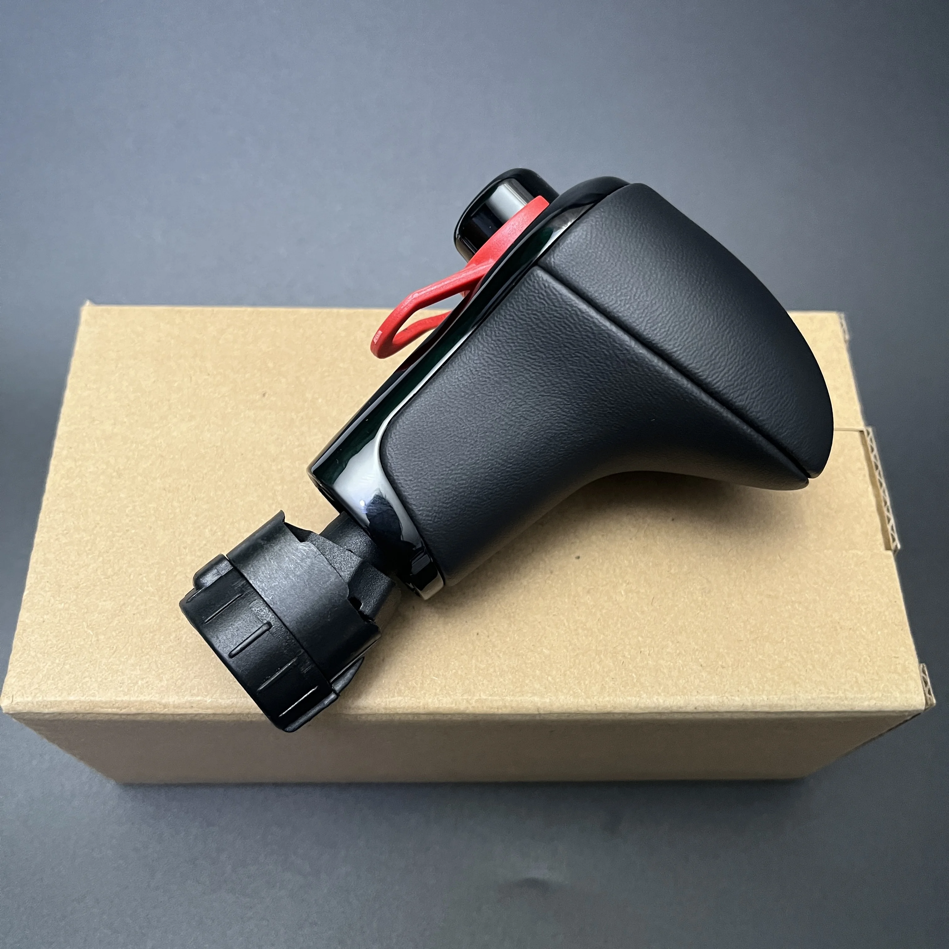 Черная кожаная ручка переключения передач с отверстием для AUDI Q7 Q5 A3 A4 A5 A6 A7 C6 C7 4G1 713 139 4G 1713139 Автомобильные аксессуары
Черная кожаная ручка переключения передач с отверстием для AUDI Q7 Q5 A3 A4 A5 A6 A7 C6 C7 4G1 713 139 4G 1713139 Автомобильные аксессуары