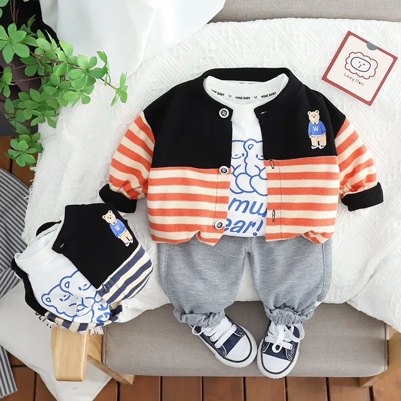 Комплект одежды для маленьких мальчиков, футболка для мальчиков с медведем, полосатые корейские Мультяшные детские весенние хлопковые пальто, трикотажная одежда 2023, спортивные штаны 
Комплект одежды для маленьких мальчиков, футболка для мальчиков с медведем, полосатые корейские Мультяшные детские весенние хлопковые пальто, трикотажная одежда 2023, спортивные штаны