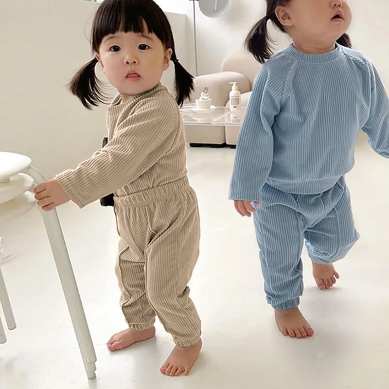Boys and girls fashion velvet suits boys baby simple knitted long-sleeved trousers casual suits spring and autumn baby clothes
Boys and girls fashion velvet suits boys baby simple knitted long-sleeved trousers casual suits spring and autumn baby clothes
