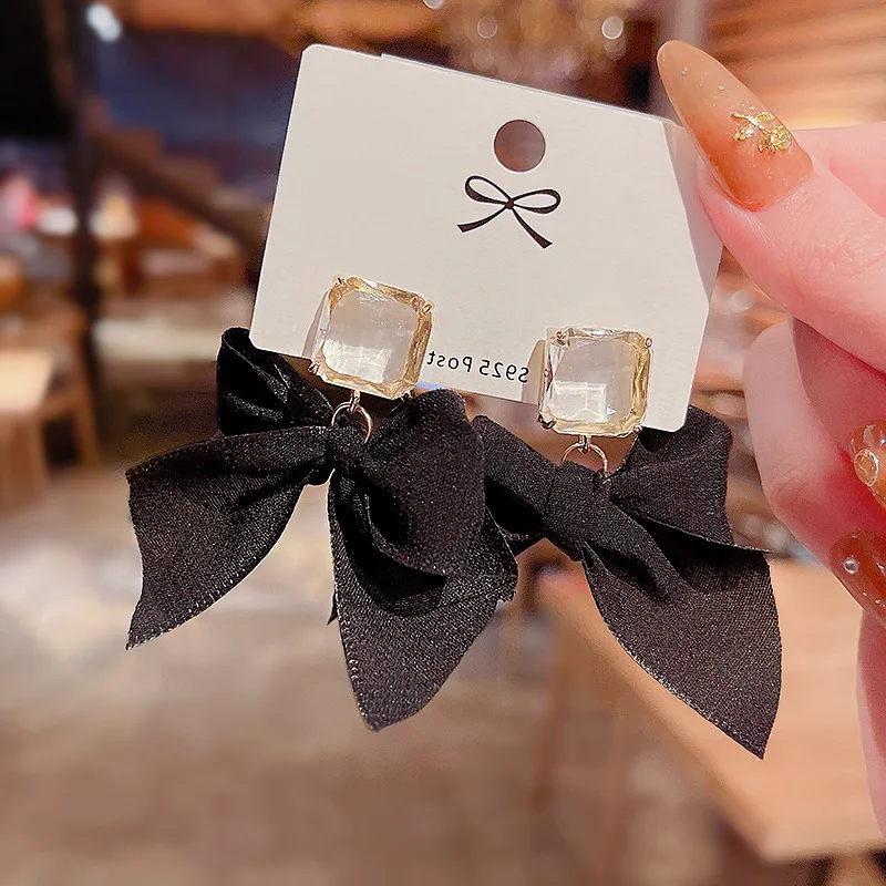 Version Super Fairy Temperament Bow Exaggerated Earrings Female S925 Silver Needle Same Fashion Temperament Earrings
Version Super Fairy Temperament Bow Exaggerated Earrings Female S925 Silver Needle Same Fashion Temperament Earrings