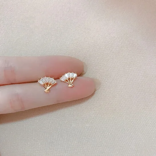 Exquisite Gold Color Full Zircon Fan Shape Stud Earrings for Women Girl's Mini Crystal Earrings Party Jewelry Accessories
Exquisite Gold Color Full Zircon Fan Shape Stud Earrings for Women Girl's Mini Crystal Earrings Party Jewelry Accessories