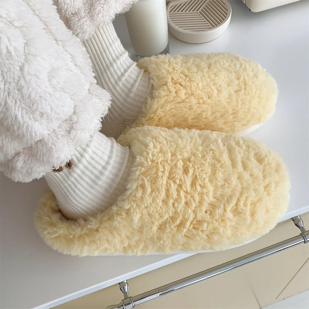 Winter Warm Cotton Slippers Women's Fashion Solid Color Plush Slippers Indoor Floor Couples House Shoes Soft Fur Slippers Ladies
Winter Warm Cotton Slippers Women's Fashion Solid Color Plush Slippers Indoor Floor Couples House Shoes Soft Fur Slippers Ladies