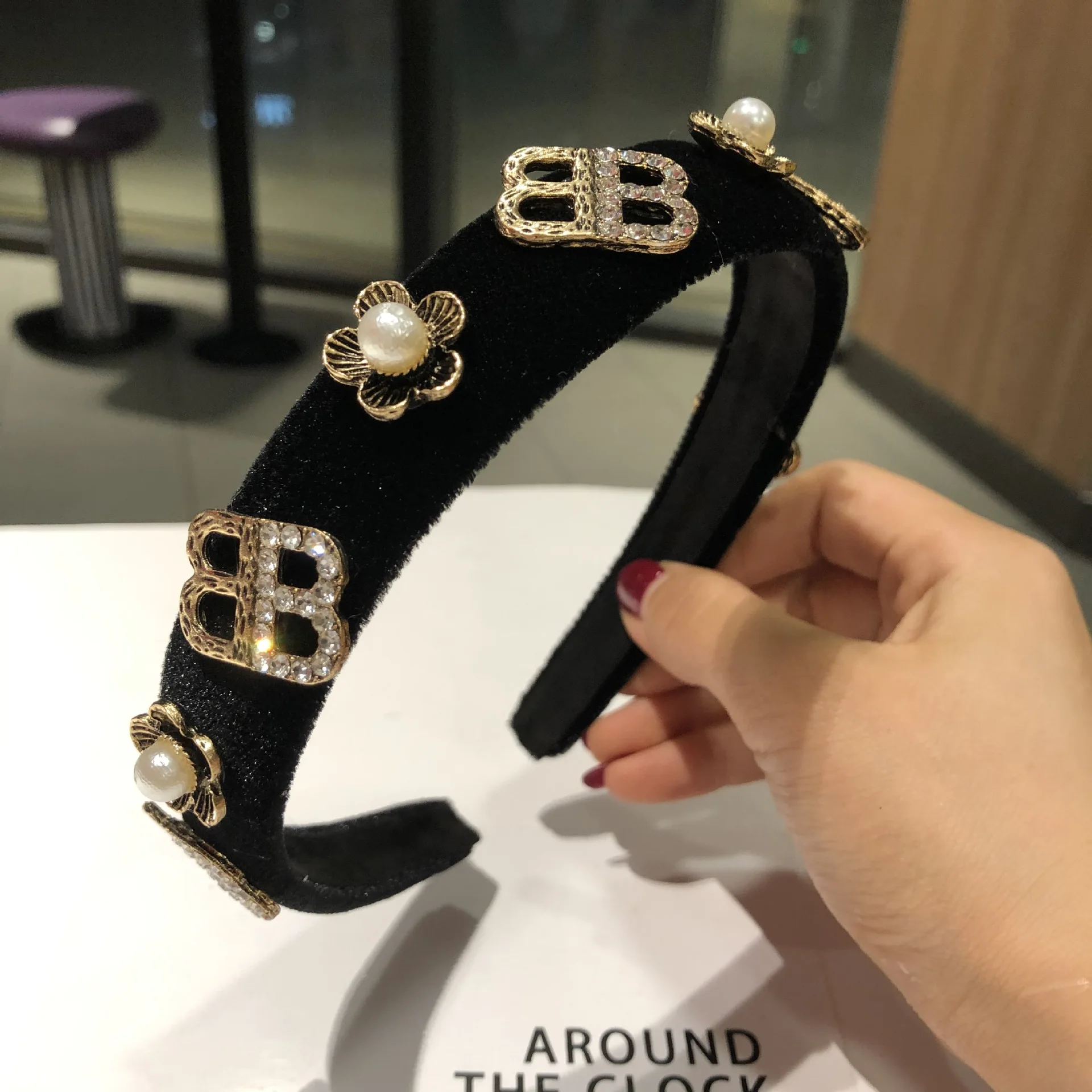 Rhinestone pearl hair band Sweet girl headdress Elegant hair clip Press hair band out
Rhinestone pearl hair band Sweet girl headdress Elegant hair clip Press hair band out