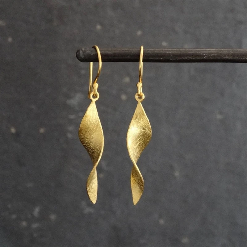 Simple Design Sense Texture Metal Leaf Earrings Charm Fashion Women's Stud Earrings Engagement Wedding Party Gift Jewelry
Simple Design Sense Texture Metal Leaf Earrings Charm Fashion Women's Stud Earrings Engagement Wedding Party Gift Jewelry
