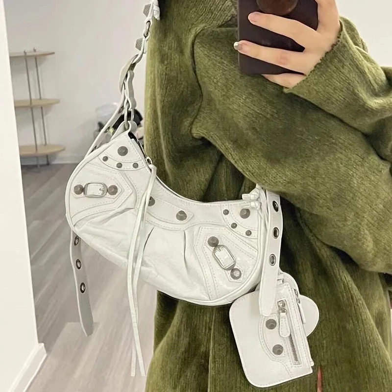 Fashion Rivet Shoulder Bag Winter New Female Luxury Brand Handbags Vintage Leather Bag for Women with Card Holder and Mirror
Fashion Rivet Shoulder Bag Winter New Female Luxury Brand Handbags Vintage Leather Bag for Women with Card Holder and Mirror