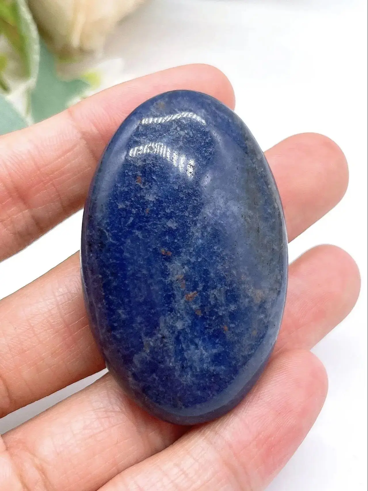 Натуральный содалит карманный камень
Натуральный содалит карманный камень