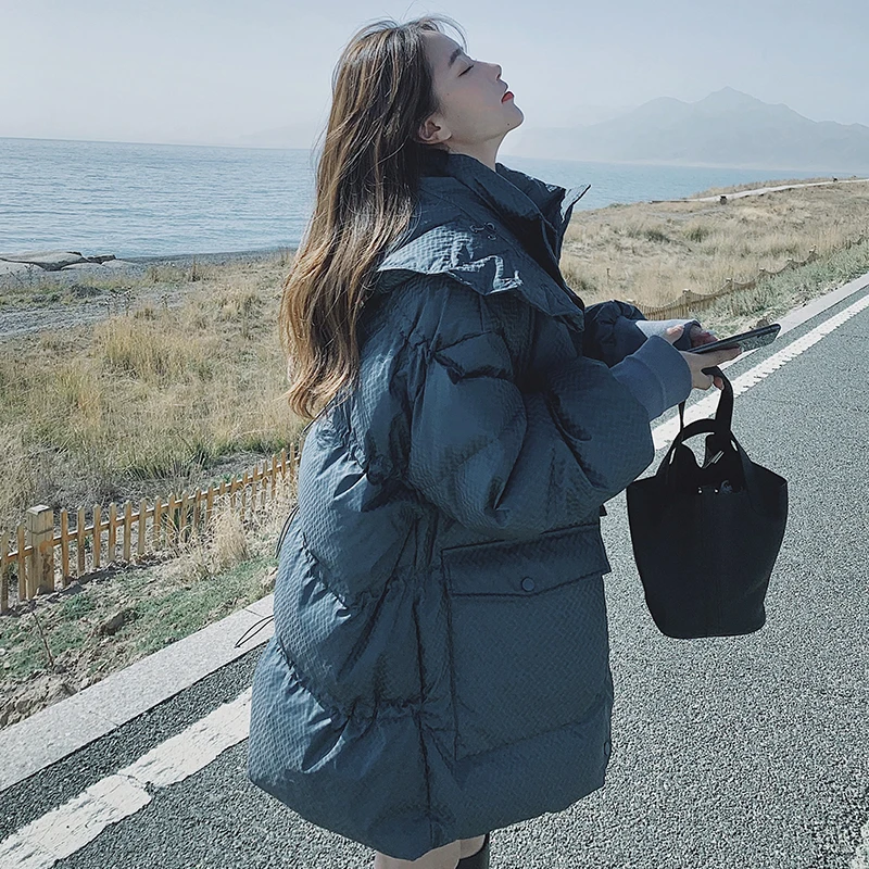 Women 2022 Winter New Fashion White Duck Down Jacket Female Short Loose Warm Coats Ladies Solid Color Hooded Outerwear J24
Women 2022 Winter New Fashion White Duck Down Jacket Female Short Loose Warm Coats Ladies Solid Color Hooded Outerwear J24