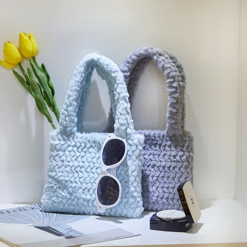 2022 Autumn and Winter Fashion and Elegant Plush Bag Female Net Red Plush Makeup Hand Bag All-match Girls Handbag
2022 Autumn and Winter Fashion and Elegant Plush Bag Female Net Red Plush Makeup Hand Bag All-match Girls Handbag