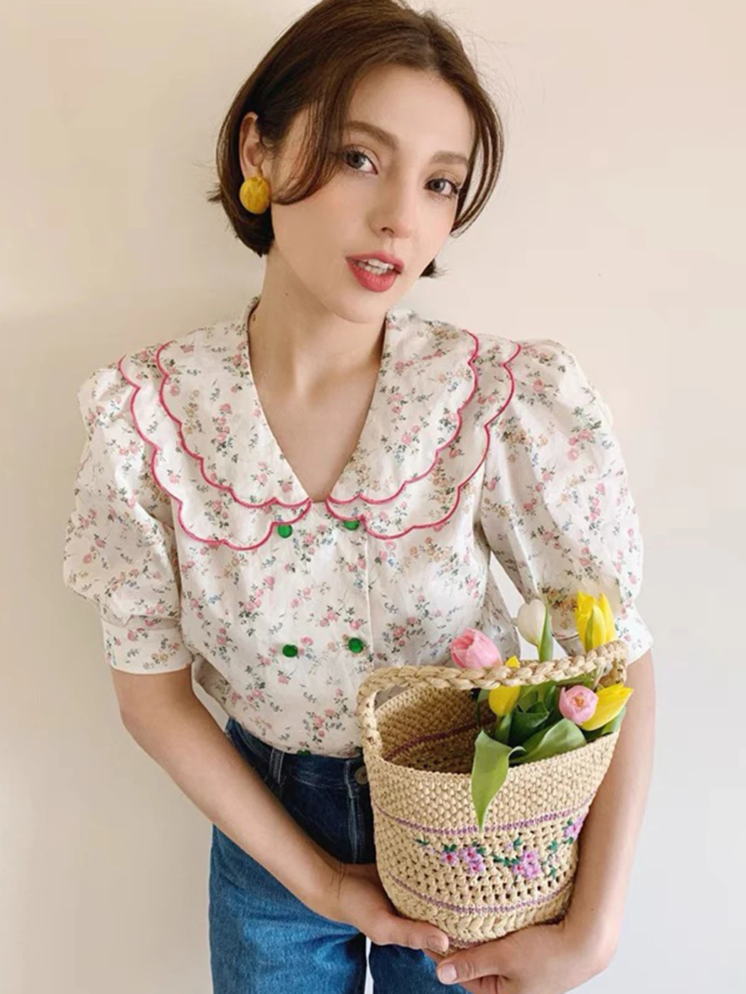 2022 Summer Floral Print French Shirt Top Women Double Neck Puff Short Sleeve Sweet Cardigan Tops Vintage Casual Fashion Blouses
2022 Summer Floral Print French Shirt Top Women Double Neck Puff Short Sleeve Sweet Cardigan Tops Vintage Casual Fashion Blouses
