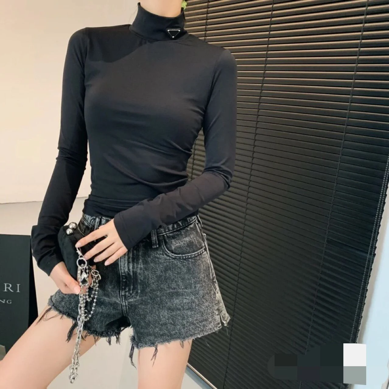 Women Triangle Logo Black Slim High Elastic Casual T-shirt Luxury Designer Turtleneck Long Sleeve Fashion Tide Bottoming Shirt
Women Triangle Logo Black Slim High Elastic Casual T-shirt Luxury Designer Turtleneck Long Sleeve Fashion Tide Bottoming Shirt