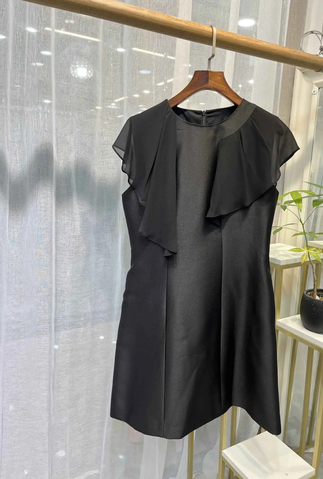 New round neck back zipper sleeveless color matching lotus leaf mid-length dress
New round neck back zipper sleeveless color matching lotus leaf mid-length dress