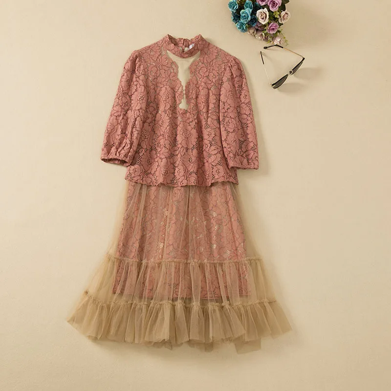 European and American Women's Wear Spring 2022 New Cuff Sleeve Stand Collar Lace Stitching Mesh Fashionable Pleated Dress
European and American Women's Wear Spring 2022 New Cuff Sleeve Stand Collar Lace Stitching Mesh Fashionable Pleated Dress