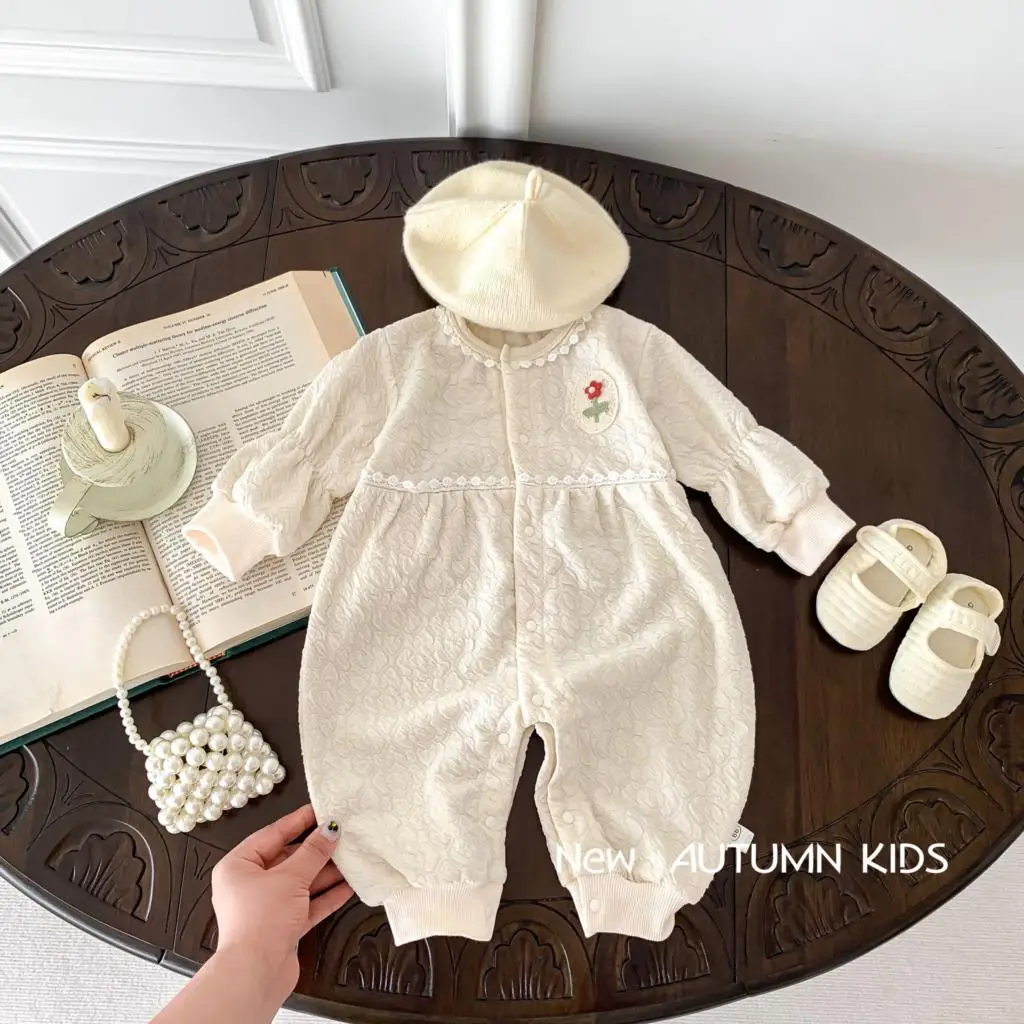 2023 Korean Spring Autumn Baby Girls Jumpsuit Patched Flowers Lace Loose Romper Single Breasted Lantern Sleeve Infant Bodysuit
2023 Korean Spring Autumn Baby Girls Jumpsuit Patched Flowers Lace Loose Romper Single Breasted Lantern Sleeve Infant Bodysuit