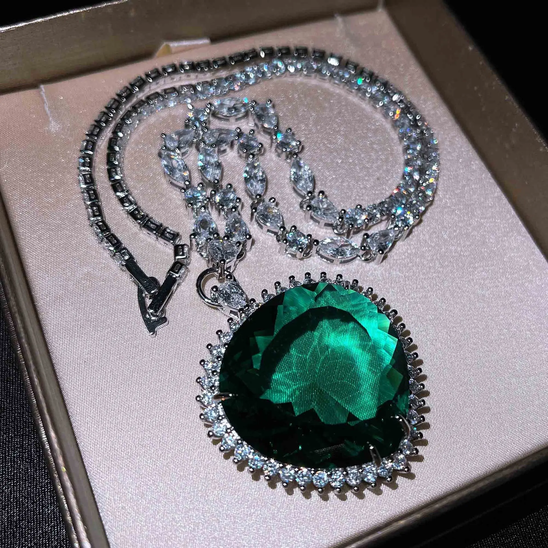 New Fashion Exaggerated Big Heart Cubic Zirconia S925 Silver Pendant Necklace Female Romantic Valentine's Day Gift Fine Jewelry
New Fashion Exaggerated Big Heart Cubic Zirconia S925 Silver Pendant Necklace Female Romantic Valentine's Day Gift Fine Jewelry