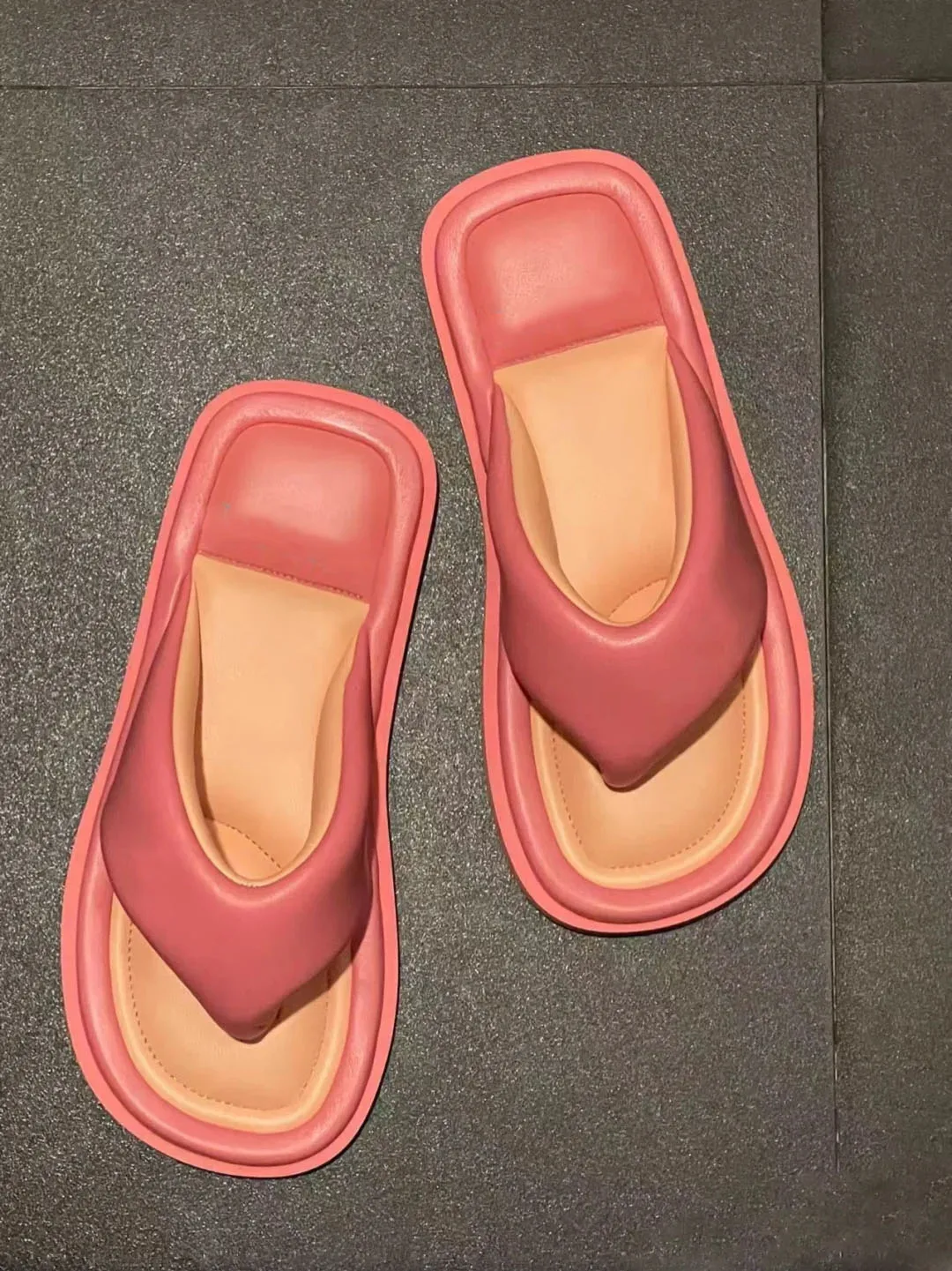 Thick-soled flip-flops bread shoes 2022 new summer square-toed flip-flops women's flat-bottomed sandals
Thick-soled flip-flops bread shoes 2022 new summer square-toed flip-flops women's flat-bottomed sandals