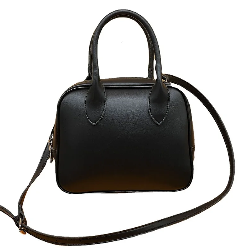 2022 New Style Messenger Bag Fashion Large Capacity Texture Portable Leather Women's Handbag
2022 New Style Messenger Bag Fashion Large Capacity Texture Portable Leather Women's Handbag