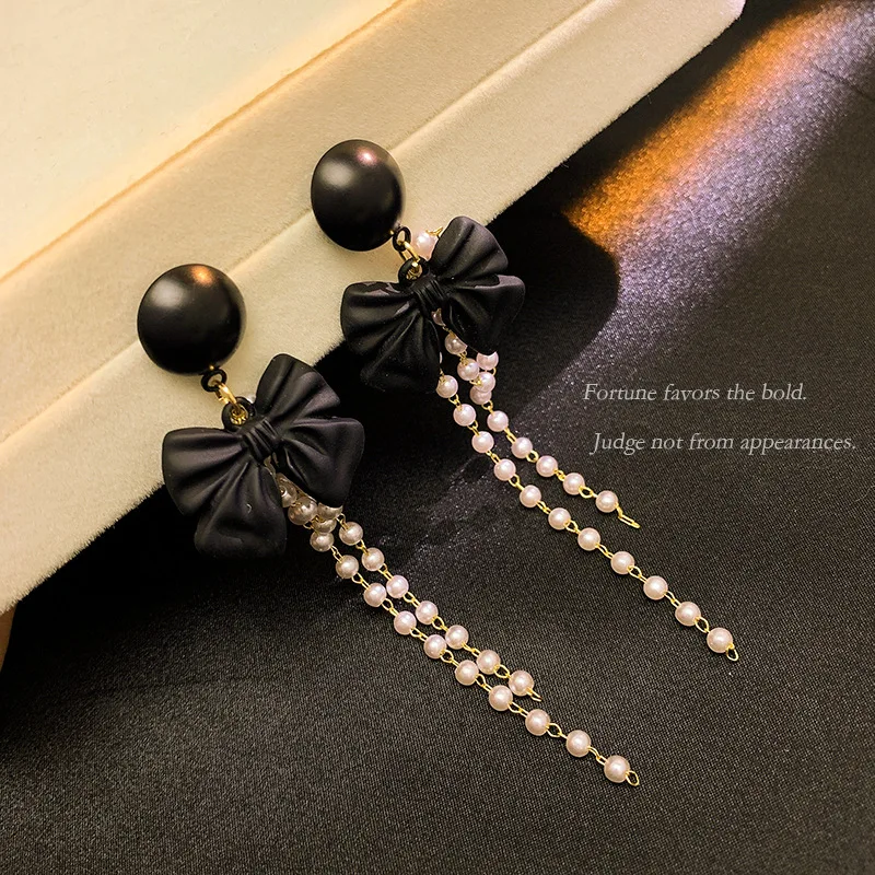 Women's Black Pearl Bow Earrings Retro Versatile Tassel Earrings Fashion Pure Handmade Design Senior Jewelry Friends Gift Party
Women's Black Pearl Bow Earrings Retro Versatile Tassel Earrings Fashion Pure Handmade Design Senior Jewelry Friends Gift Party