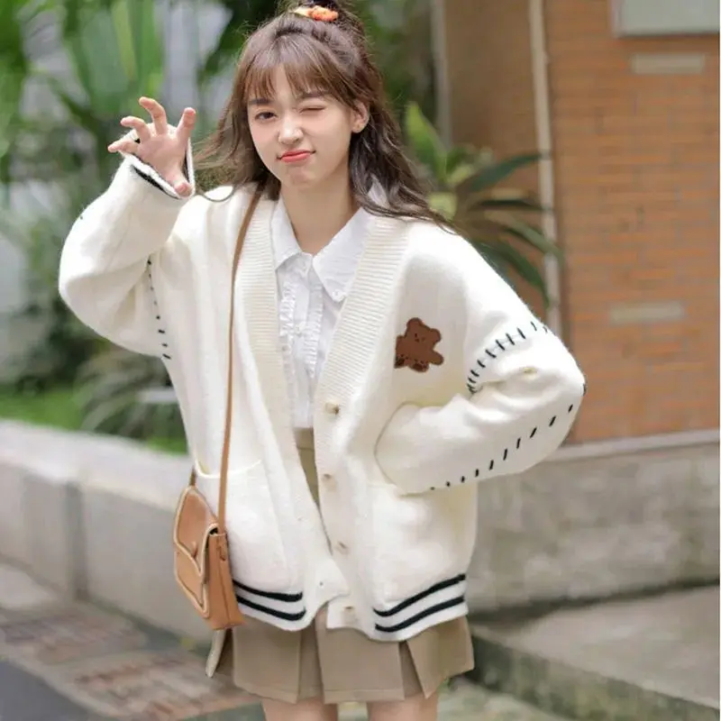 COZOK/Cute Bear Embroidery Cardigan Women Japanese Sweet Sweater Women New Autumn and Winter Loose V-neck Knitted Jacket Women
COZOK/Cute Bear Embroidery Cardigan Women Japanese Sweet Sweater Women New Autumn and Winter Loose V-neck Knitted Jacket Women