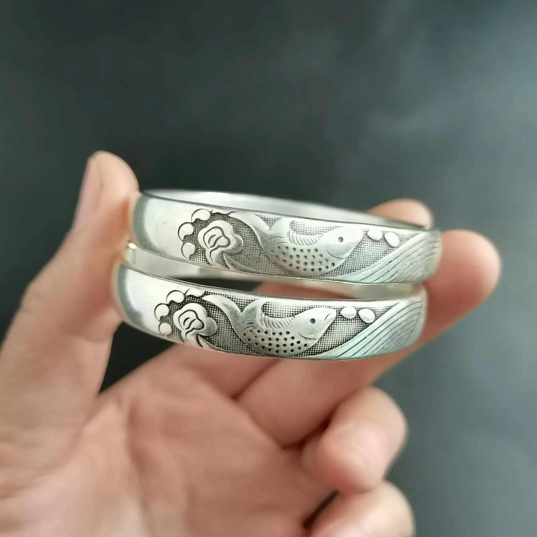 1 Pair China Elaborate Tibetan Silver Lucky “Auspicious”Bracelet Metal Handicraft Decoration Home Decoration#17
1 Pair China Elaborate Tibetan Silver Lucky “Auspicious”Bracelet Metal Handicraft Decoration Home Decoration#17