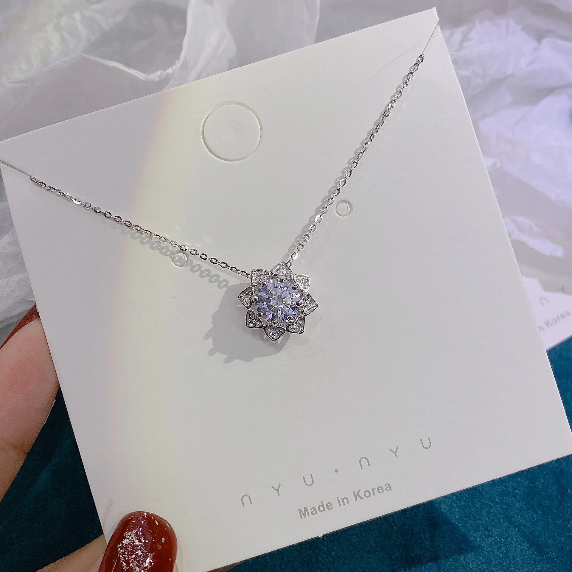 S925 Silver Necklace ins Female Minority Design Advanced Petals Zirconium Pendant
S925 Silver Necklace ins Female Minority Design Advanced Petals Zirconium Pendant