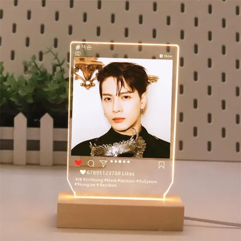 Kpop GOT7 деревянные ночные светильники, корейские декоративные настольные прикроватные 3D светильники для спальни, украшения для домашвечерни...
Kpop GOT7 деревянные ночные светильники, корейские декоративные настольные прикроватные 3D светильники для спальни, украшения для домашвечерни...