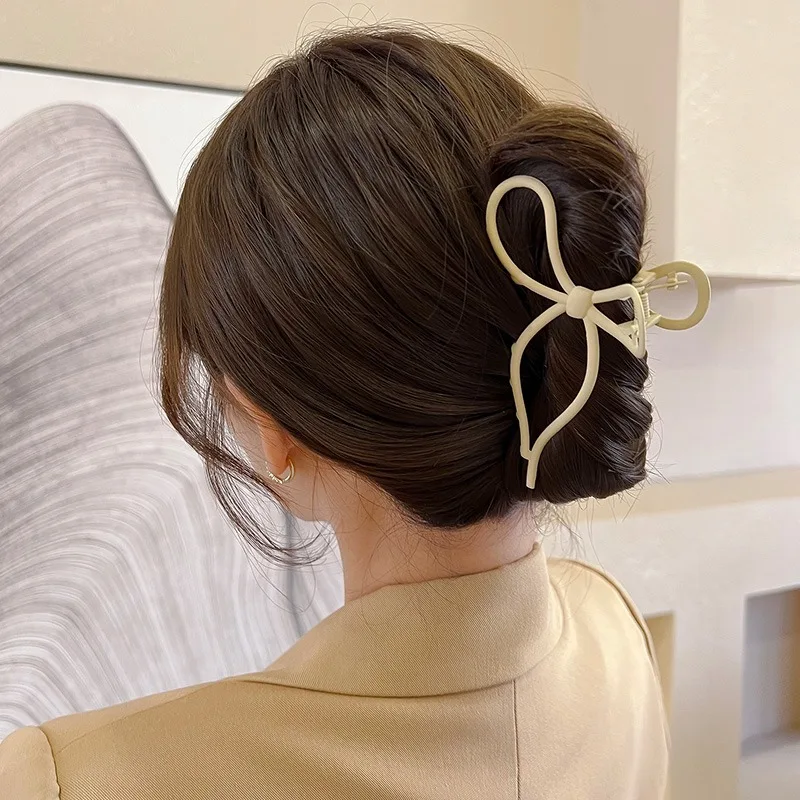 New Hollow Bow Grip Clip Elegant Metal Frosted Female Large Shark Clip Ponytail Cute Headdress Hair Ornaments
New Hollow Bow Grip Clip Elegant Metal Frosted Female Large Shark Clip Ponytail Cute Headdress Hair Ornaments