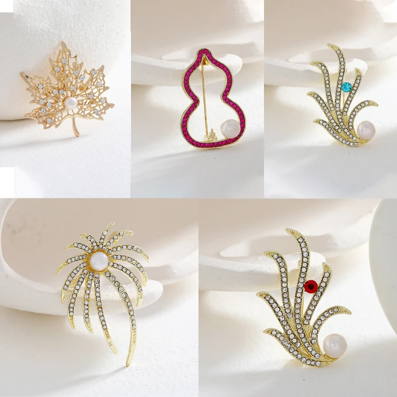 Dmari Women Brooch Korean Fashion Style Rhinestone Pearls Lapel Pin Minimalist Plants Badge Luxury Jewelry 2022
Dmari Women Brooch Korean Fashion Style Rhinestone Pearls Lapel Pin Minimalist Plants Badge Luxury Jewelry 2022
