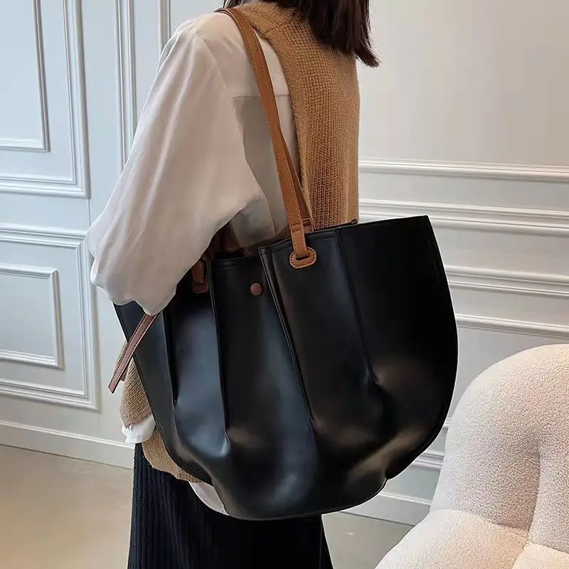 Niche Design Bag Large Capacity Women's Bag 2022 New Trendy All-match Pleated Shoulder Bag Autumn And Winter Texture Tote Bag
Niche Design Bag Large Capacity Women's Bag 2022 New Trendy All-match Pleated Shoulder Bag Autumn And Winter Texture Tote Bag