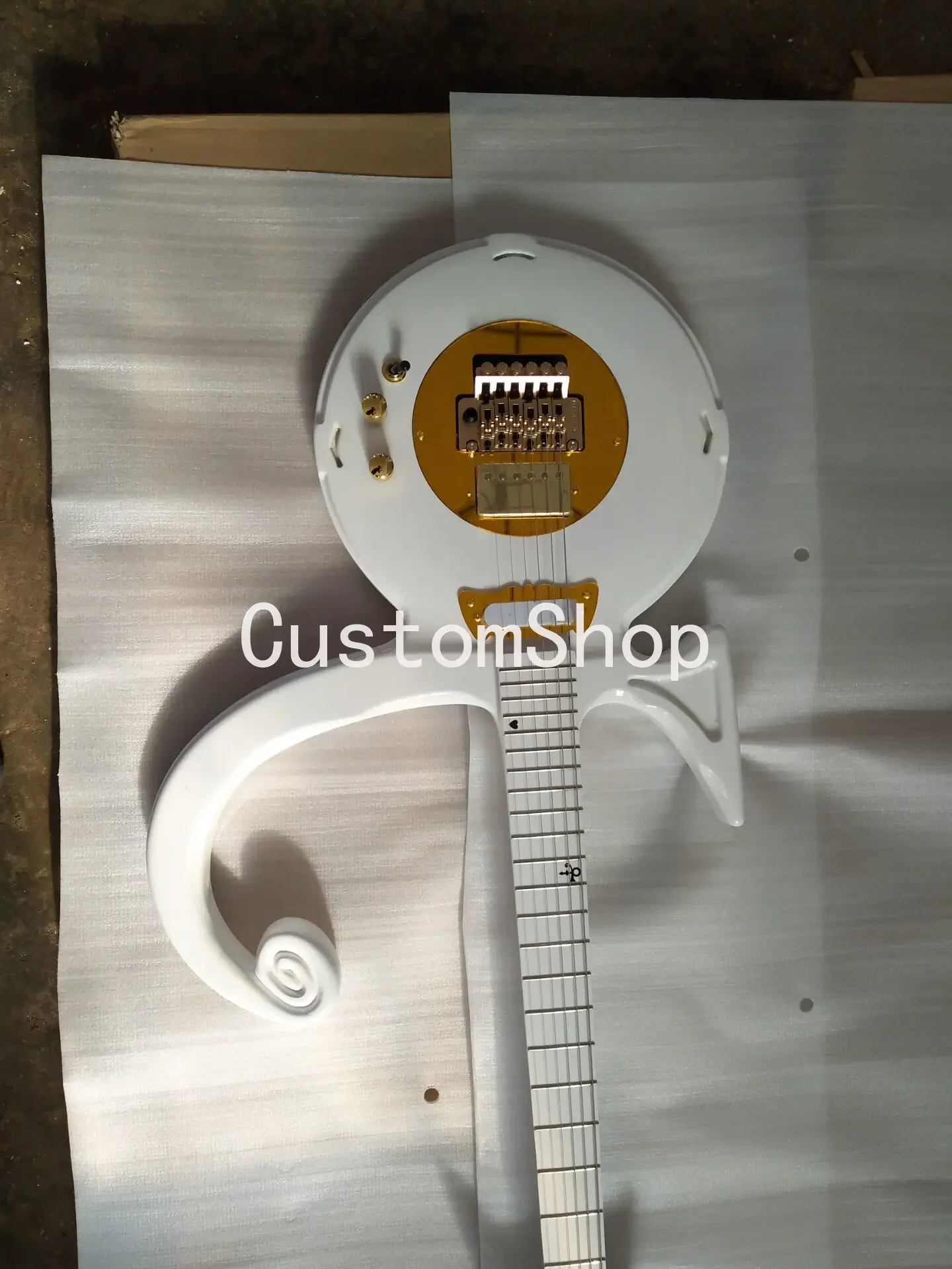 1993 Rare Guitar Prince White Love Symbol Electric Guitar Floyd Rose Tremolo Bridge Gold Hardware Seymour Duncan Pickups Gold
1993 Rare Guitar Prince White Love Symbol Electric Guitar Floyd Rose Tremolo Bridge Gold Hardware Seymour Duncan Pickups Gold