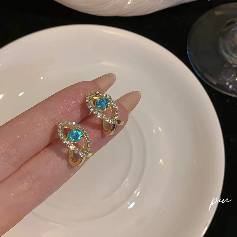 Douyin with The Same Blue Crystal Angel Eye Earrings Female Light Luxury Niche Design All-match U-shaped Earrings Jewelry Gifts
Douyin with The Same Blue Crystal Angel Eye Earrings Female Light Luxury Niche Design All-match U-shaped Earrings Jewelry Gifts