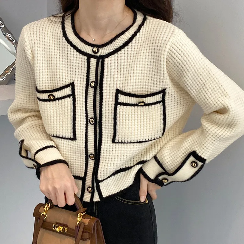 Контрастный цвет, маленький аромат, стильный вязаный кардиган, женский короткий осенне-зимний свободный свитер, однобортный полосатый топ 
Контрастный цвет, маленький аромат, стильный вязаный кардиган, женский короткий осенне-зимний свободный свитер, однобортный полосатый топ