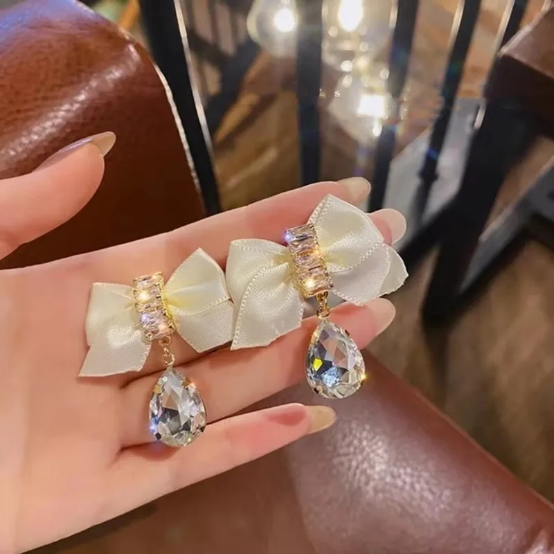 Elegant Lady S925 Bow Drop Ear Studs for Women Shiny Crystal Geometric Pendientes Earrings Trend Charm Girls Party Jewelry Gifts
Elegant Lady S925 Bow Drop Ear Studs for Women Shiny Crystal Geometric Pendientes Earrings Trend Charm Girls Party Jewelry Gifts