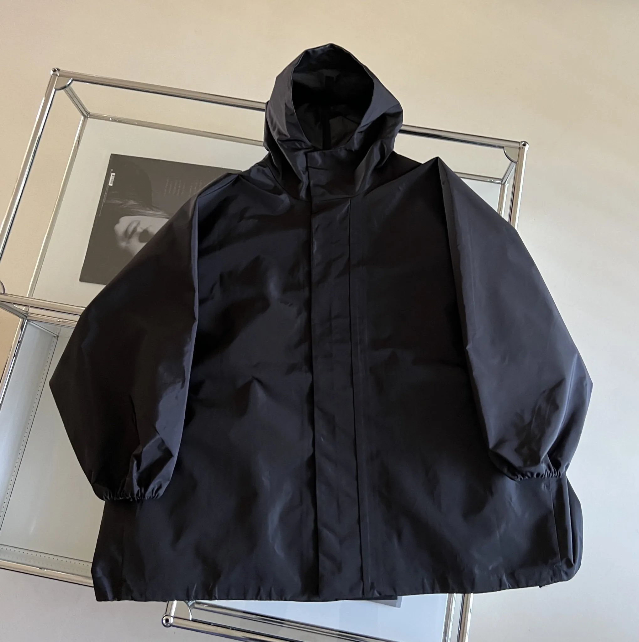 Magnetic buckle cape hooded jacket three-dimensional with sleeves cut waterproof and windproof 2023 autumn new
Magnetic buckle cape hooded jacket three-dimensional with sleeves cut waterproof and windproof 2023 autumn new