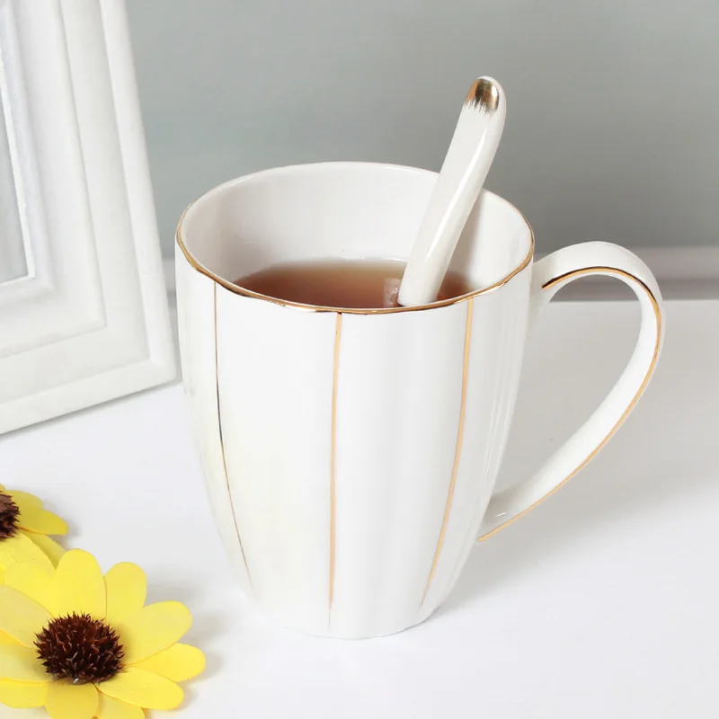 

Семейная Роскошная простая керамическая кофейная чашка в скандинавском стиле, чашка для послеобеденного чая, бытовая кружка из костяного фарфора, чашка для воды с ложкой