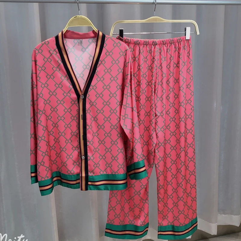 Milk Silk Pajamas Women's High-Quality Light Luxury Stripes Pink Long-Sleeve Two-Piece Suit Cardigan Set Fashion Home Clothing
Milk Silk Pajamas Women's High-Quality Light Luxury Stripes Pink Long-Sleeve Two-Piece Suit Cardigan Set Fashion Home Clothing